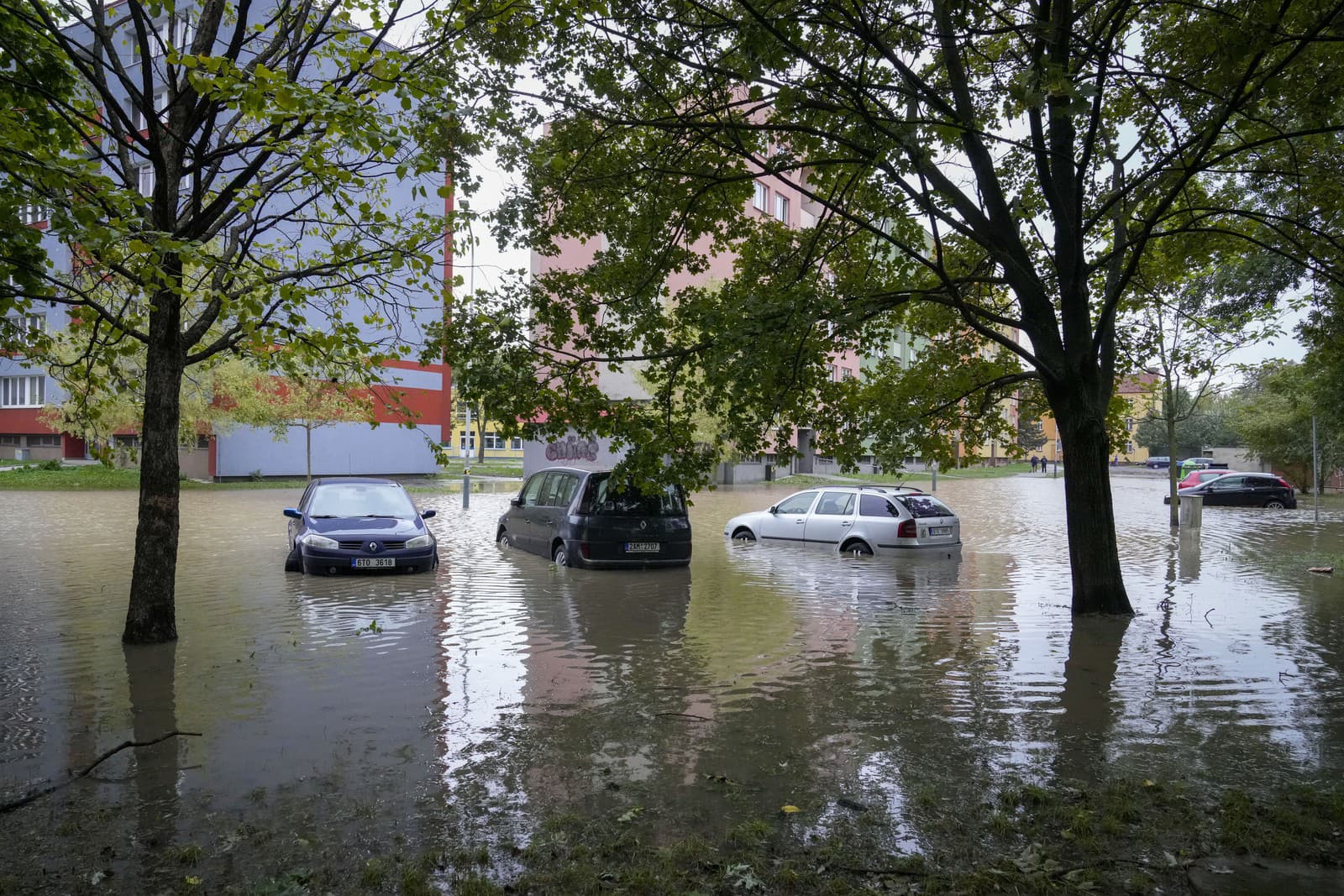 Autá stoja na zaplavenej ceste v Ostrave.