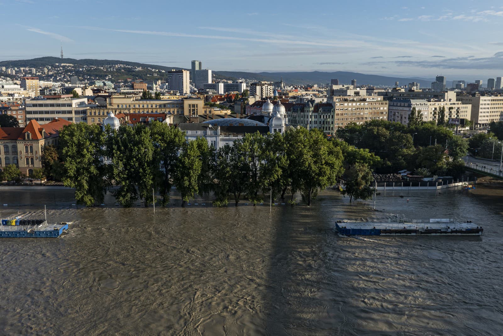 Na snímke z dronu zaplavené parkovisko na Fajnorovom nábreží v Bratislave