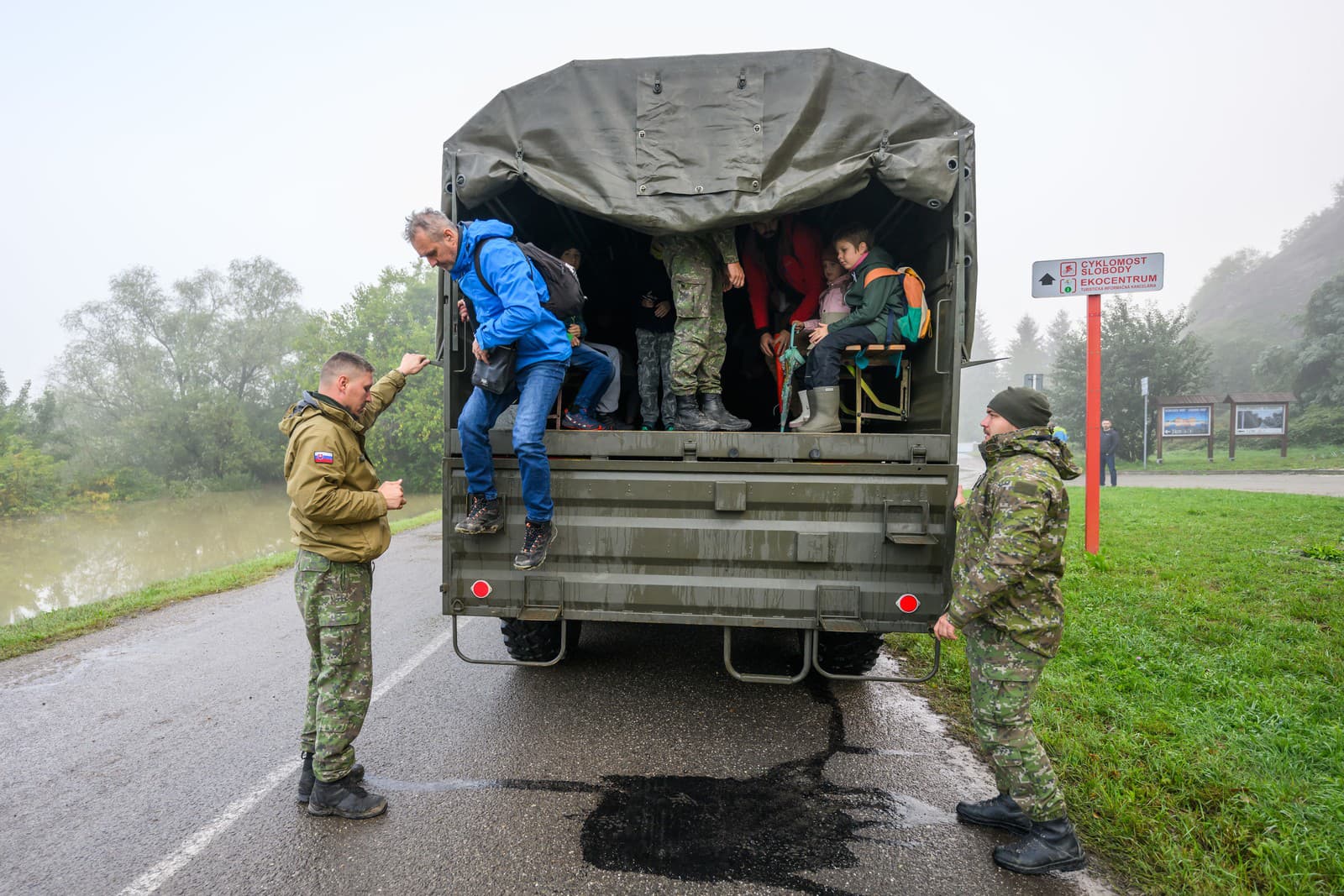 Na snímke ľudia vystupujú z vojenského transportéra, ktorý preváža obyvateľov počas záplav medzi bratislavskými mestskými časťami Devín a Devínska Nová Ves