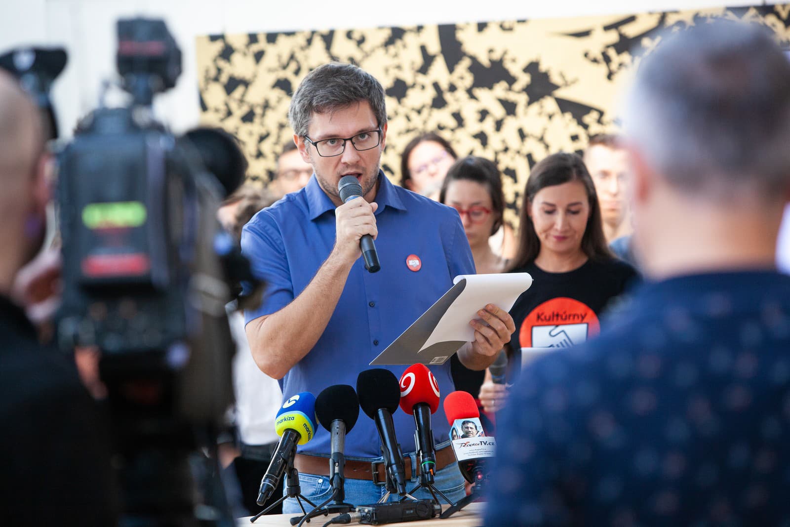 Bývalý riaditeľ Inštitútu kultúrnej politiky Marcel Čas (v popredí) počas tlačovej konferencie 