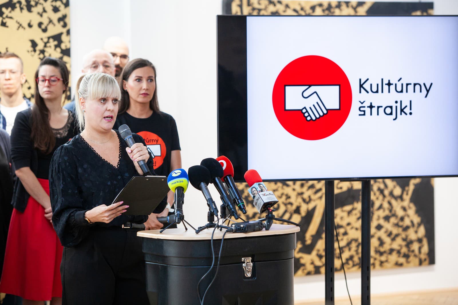 Bývalá zamestnankyňa Ministerstva kultúry SR počas tlačovej konferencie výboru Kultúrneho štrajku 