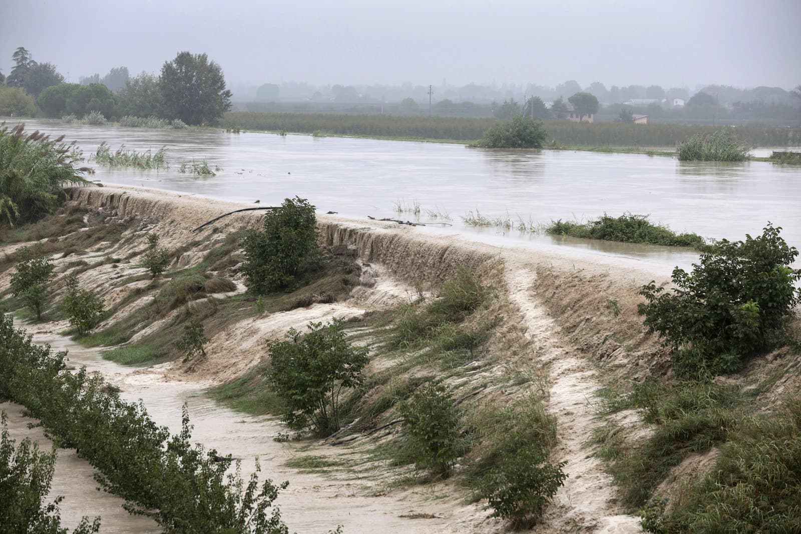 Rieka Lamone sa vylieva z brehov pri meste Bagnacavallo v talianskom regióne Emilia-Romagna vo štvrtok 19. septembra