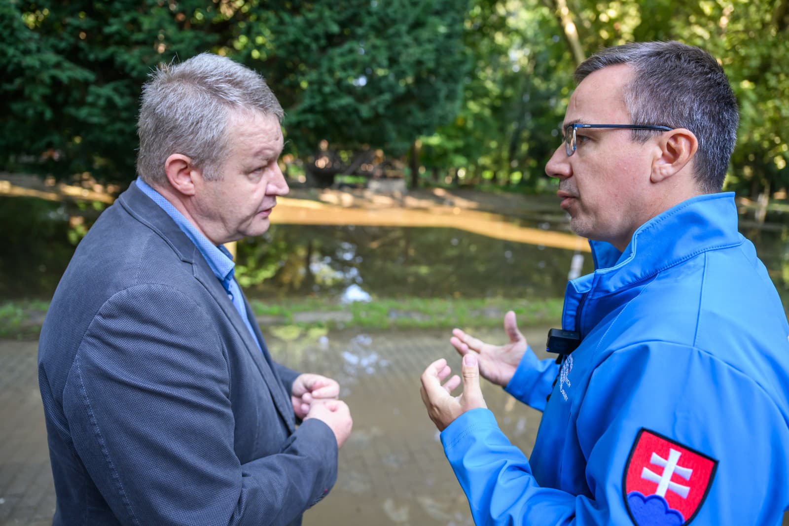 Primátor mesta Stupava Peter Novisedlák a minister práce, sociálnych vecí a rodiny SR Erik Tomáš (Hlas-SD) diskutujú