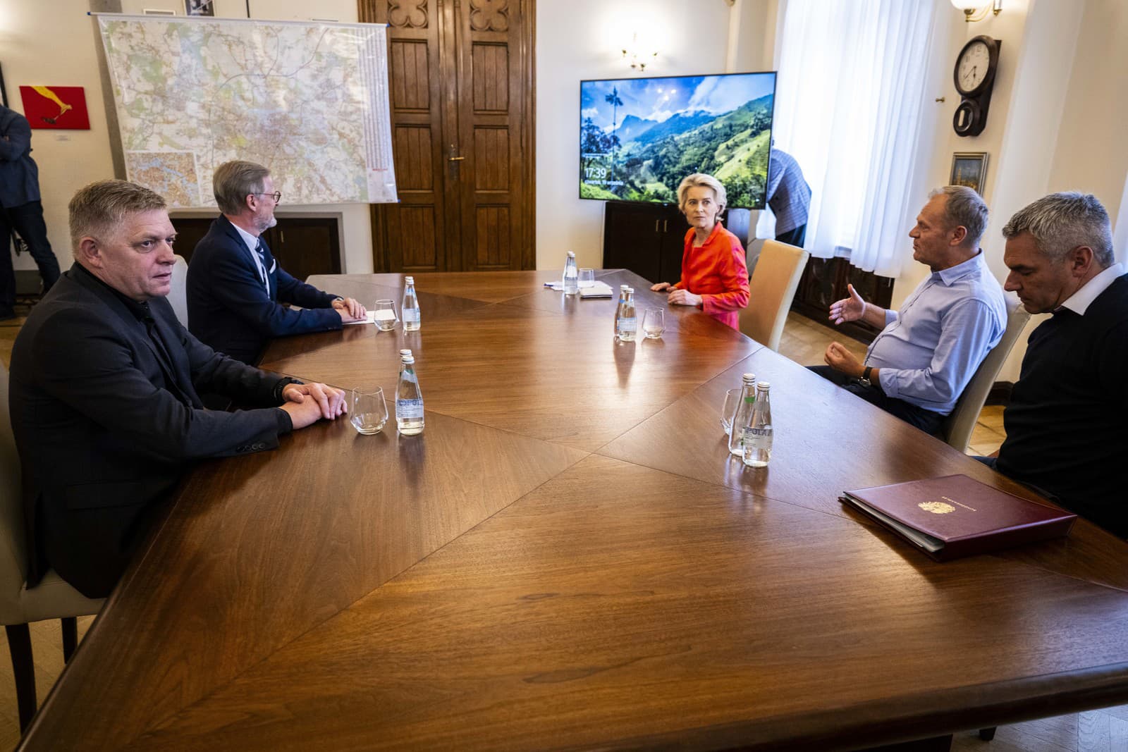 Robert Fico, český premiér Petr Fiala, predsedníčka Európskej komisie Ursula von der Leyenová, poľský premiér Donald Tusk a rakúsky kancelár Karl Nehammer