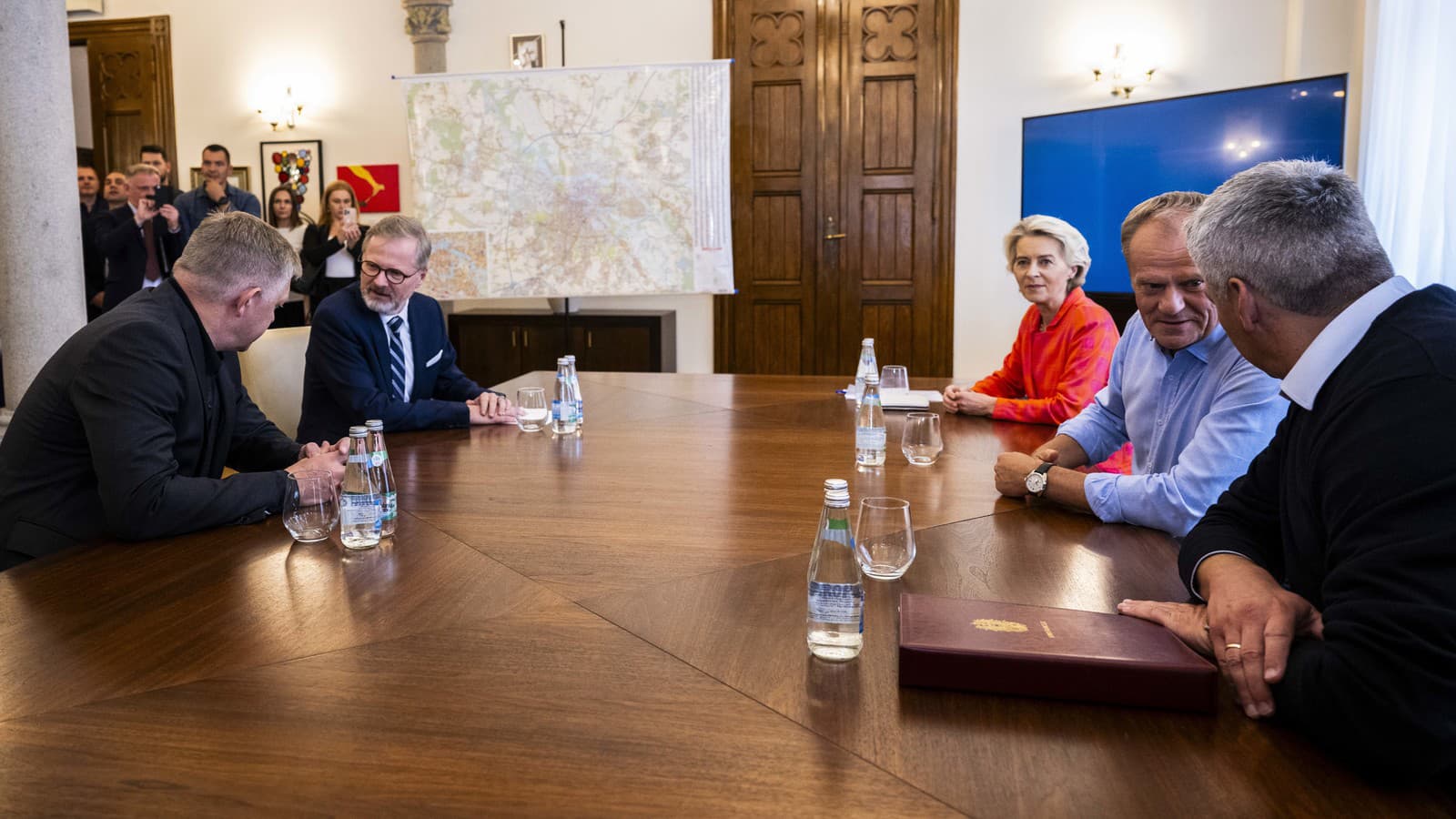 premiér SR Robert Fico, český premiér Petr Fiala, predsedníčka Európskej komisie Ursula von der Leyenová, poľský premiér Donald Tusk a rakúsky kancelár Karl Nehammer