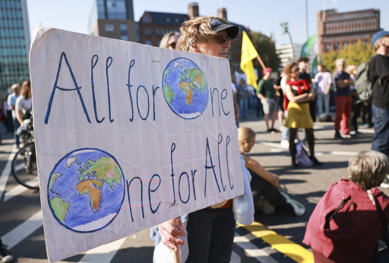 Ľudia protestujú v rámci globálneho klimatického štrajku hnutia Piatky pre budúcnosť.