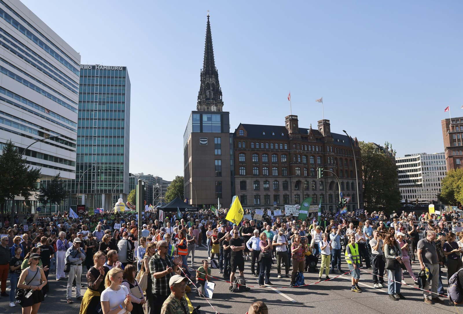 Ľudia protestujú v rámci globálneho klimatického štrajku hnutia Piatky pre budúcnosť.