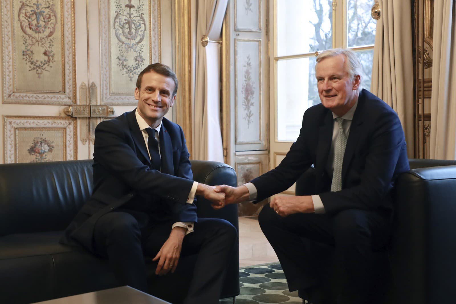 Emmanuel Macron a Michel Barnier