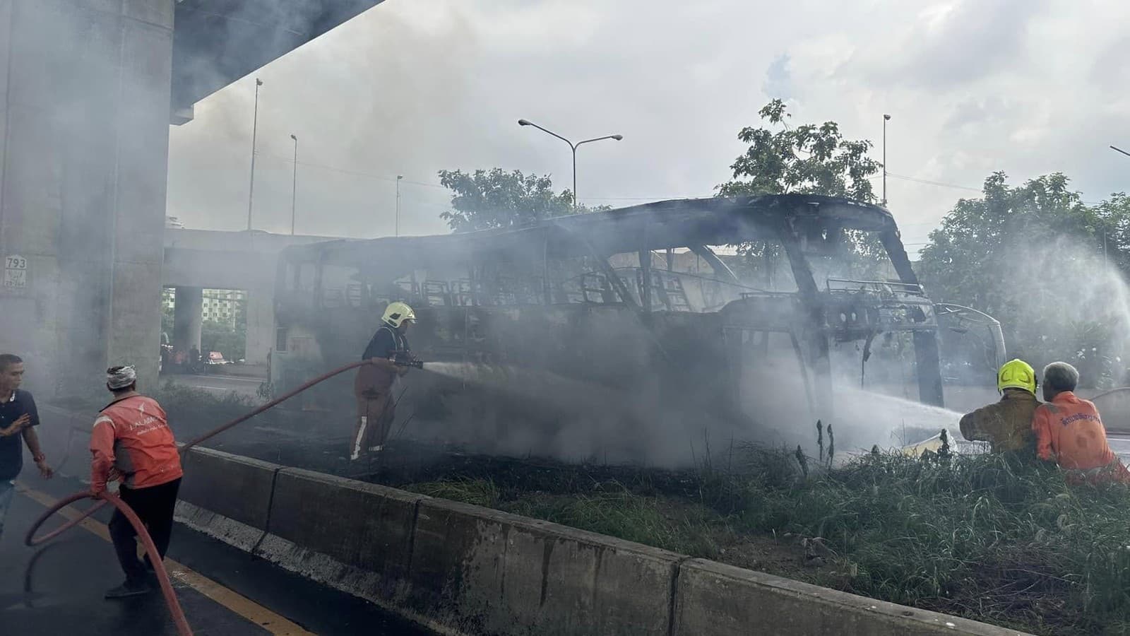 V Thajsku horel autobus so školákmi a učiteľmi