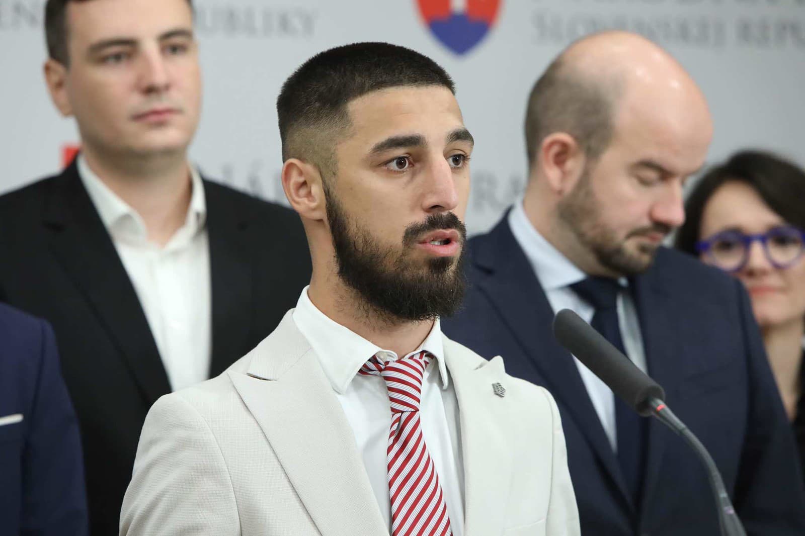 Tankó verzus Danko: Opozičník