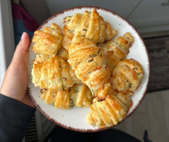 Mini cesnakové croissanty