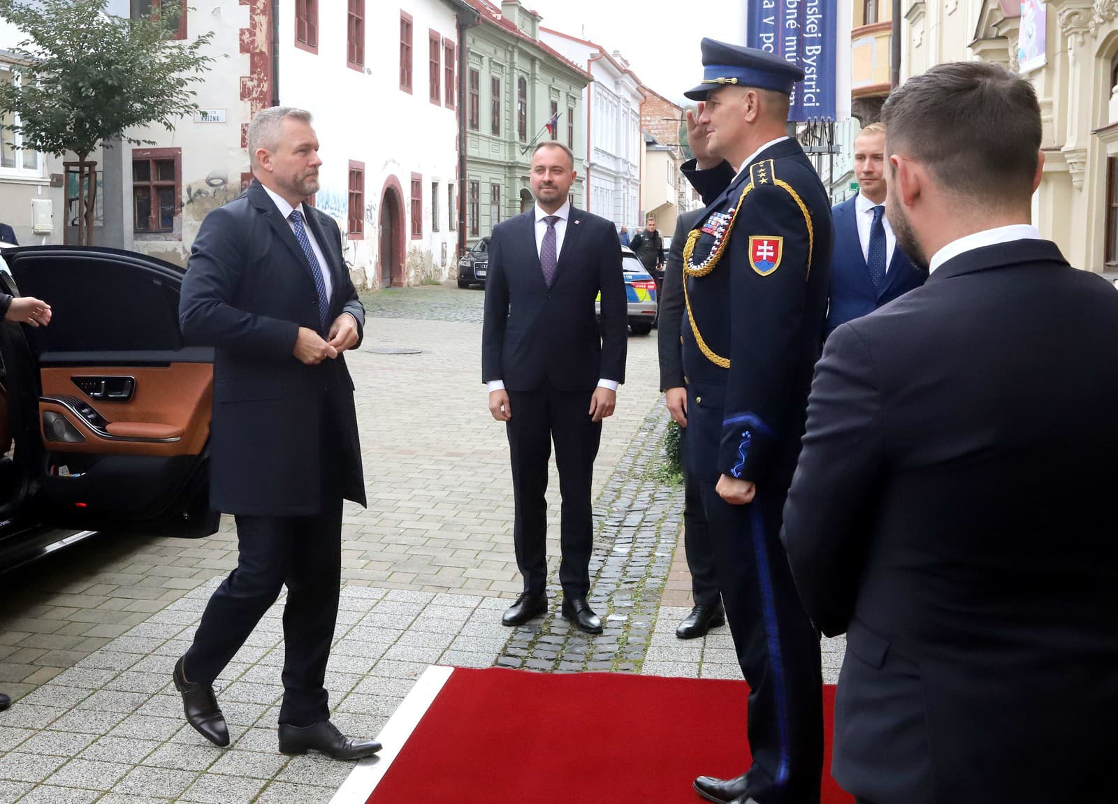 Peter Pellegrini prichádza do budovy Kancelárie prezidenta Slovenskej republiky – pracovisko Banská Bystrica.