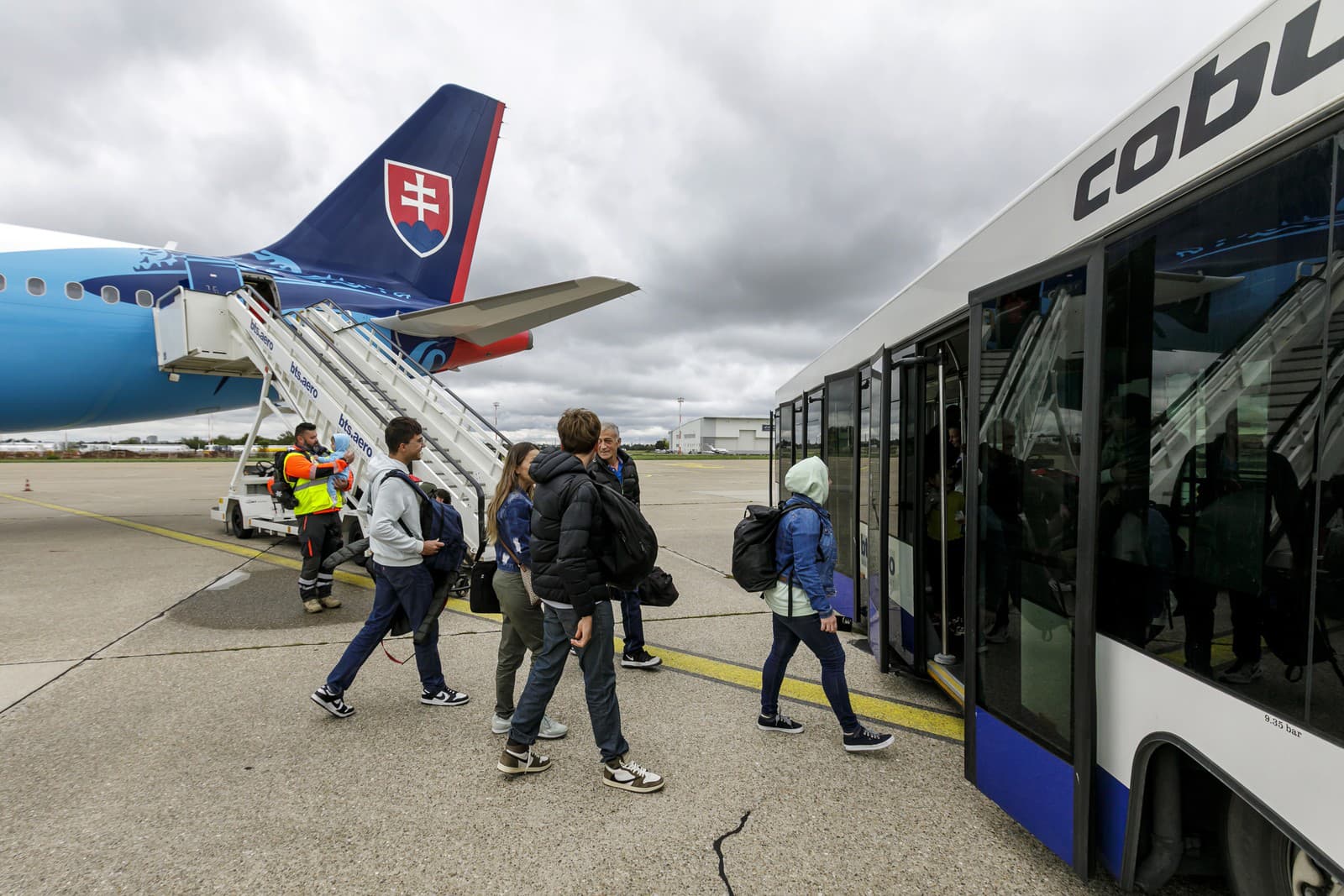 Vládny špeciál s občanmi SR z Libanonu pristál v Bratislave.