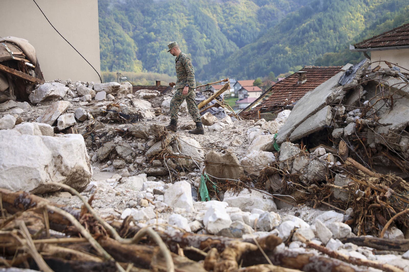 Záchranári prehľadávajú nezvestných v troskách po záplavách a zosuvoch pôdy v bosnianskej dedine Donja Jablanica.