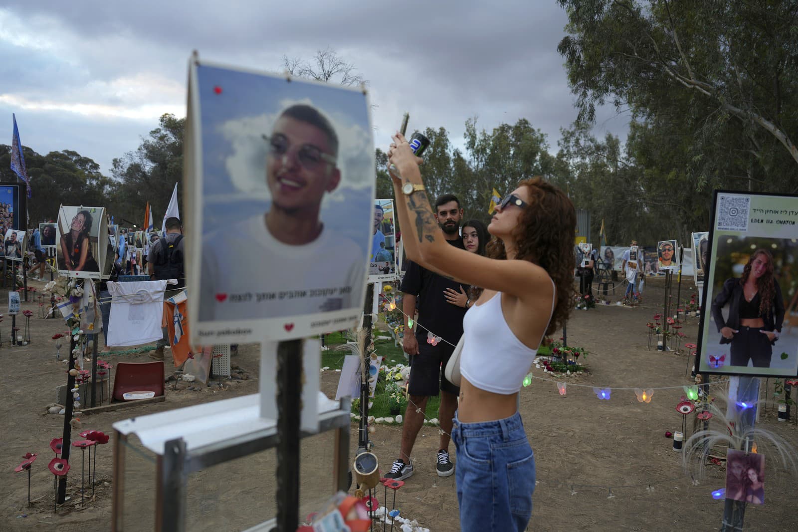 Ľudia navštevujú miesto hudobného festivalu Nova, kde boli stovky zabitých, unesených Hamasom a odvlečených do Gazy, pri príležitosti ročného výročia útoku