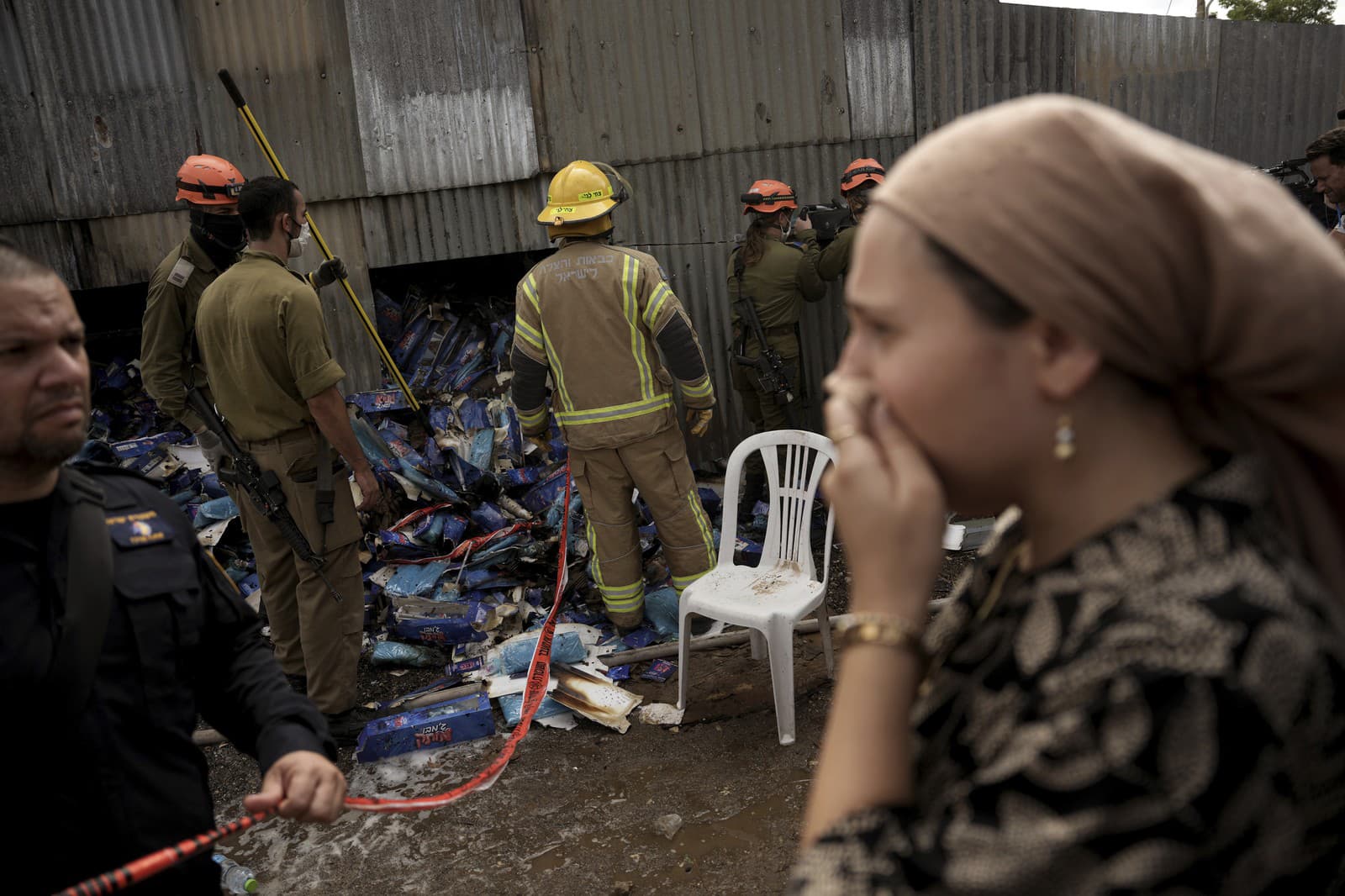 Záchranári reagujú po zásahu raketou vypálenou zrejme z Gazy na Kfar Chabad neďaleko Tel Avivu, pondelok 7. októbra 2024.