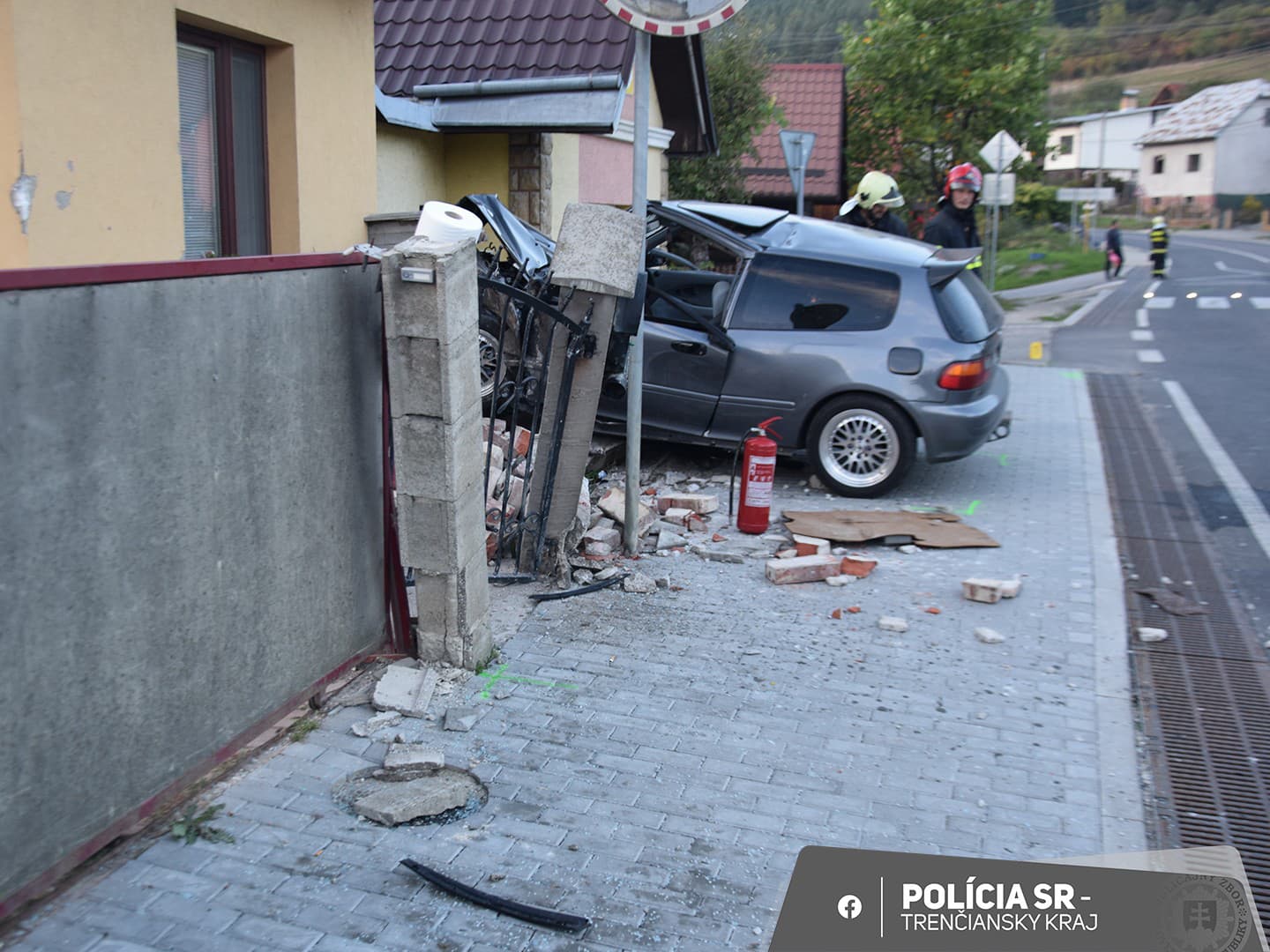 Mladý vodič narazil v Prečíne do oplotenia troch rodinných domov.