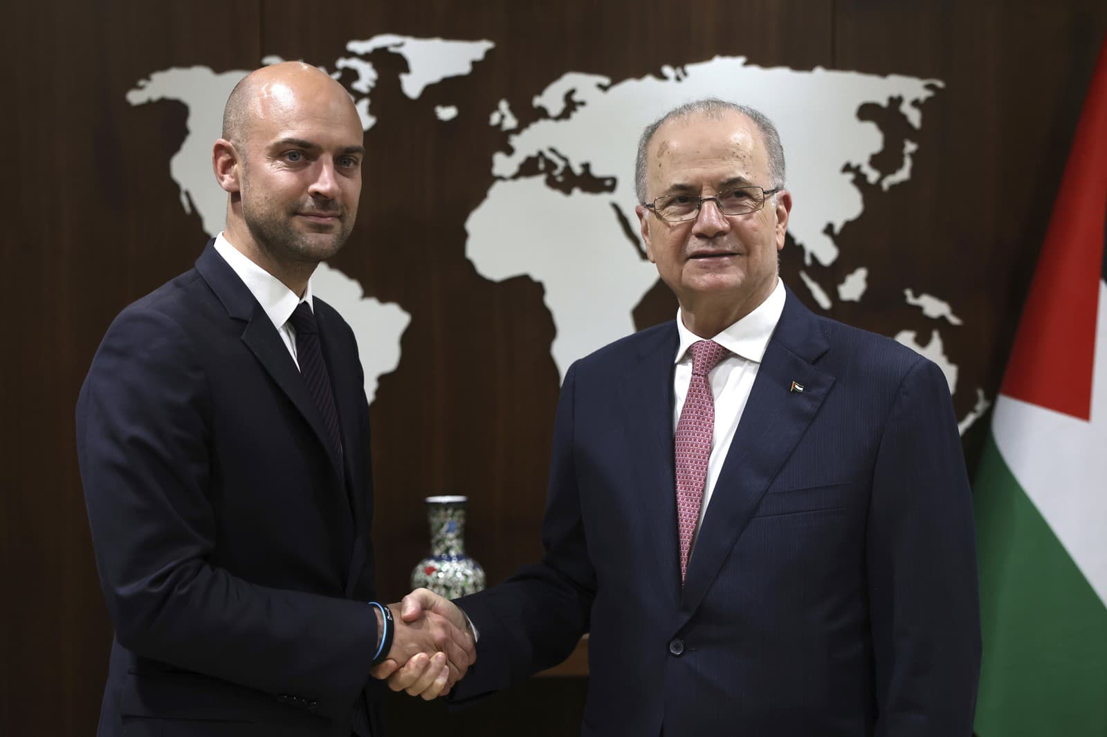 Francúzsky minister zahraničných vecí Jean-Noël Barrot (vľavo) a palestínsky premiér Muhammad Mustafa.