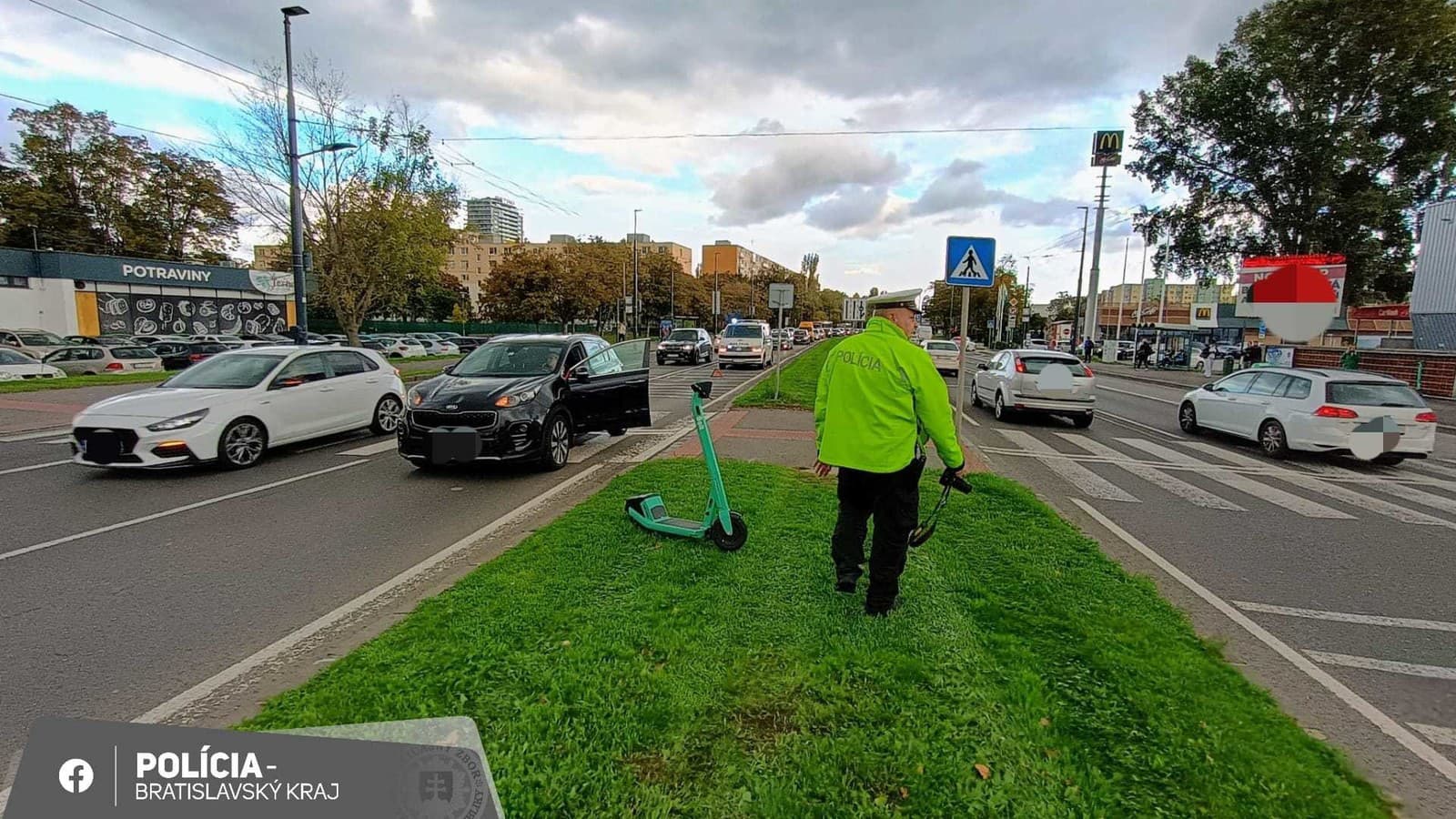 Polícia vyšetruje nehodu auta s kolobežkárom