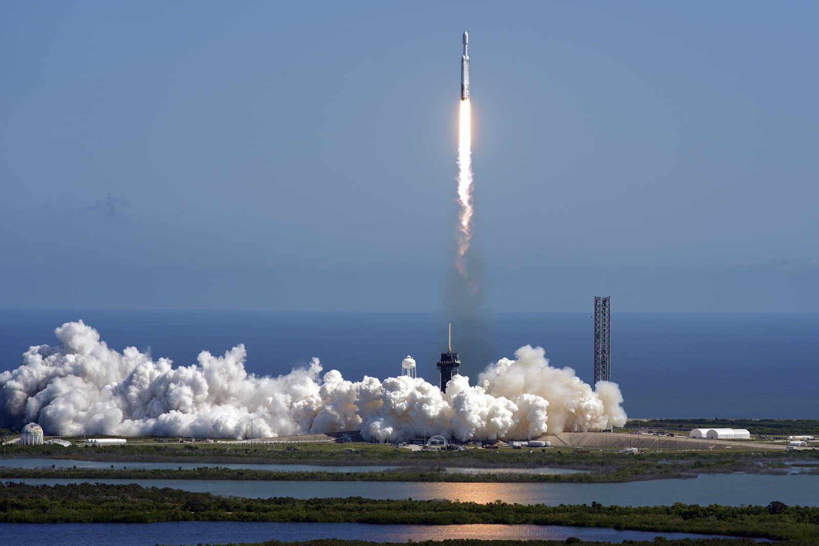 Raketa Falcon Heavy spoločnosti SpaceX s vesmírnou loďou NASA smerujúcou k Jupiteru štartuje z rampy 39A v Kennedyho vesmírnom stredisku v pondelok 14. októbra 2024 na Cape Canaveral, Florida.