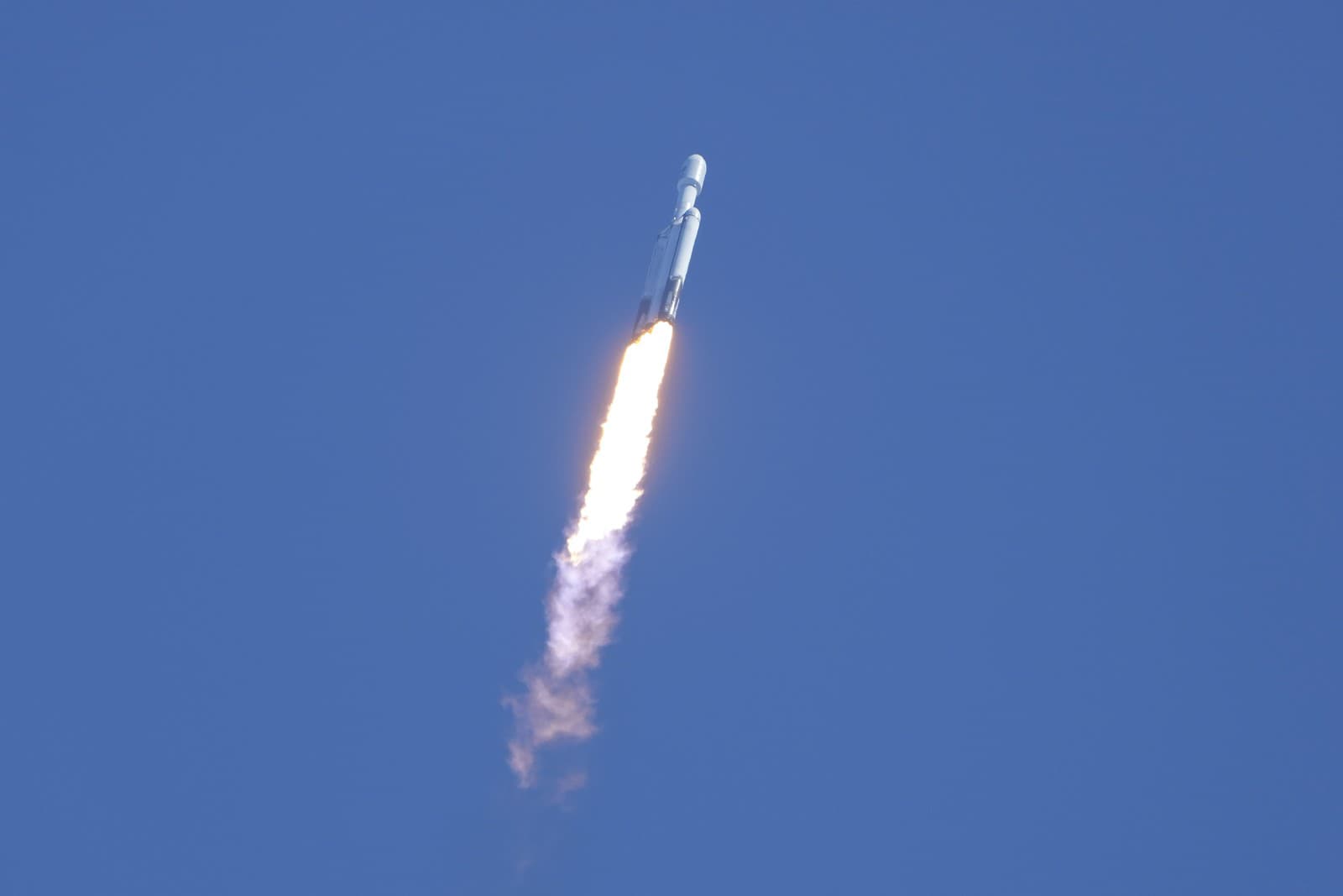 Raketa Falcon Heavy spoločnosti SpaceX s vesmírnou loďou NASA smerujúcou k Jupiteru štartuje z rampy 39A v Kennedyho vesmírnom stredisku v pondelok 14. októbra 2024 na Cape Canaveral, Florida.