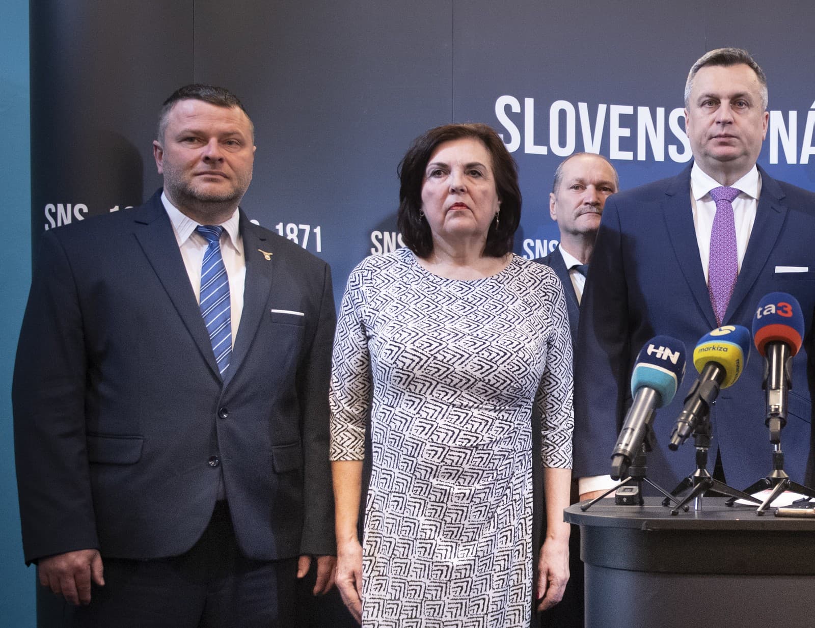 Zľava Milan Garaj, Dagmar Kramplová, v pozadí vzadu Ján Krišanda a predseda SNS Andrej Danko