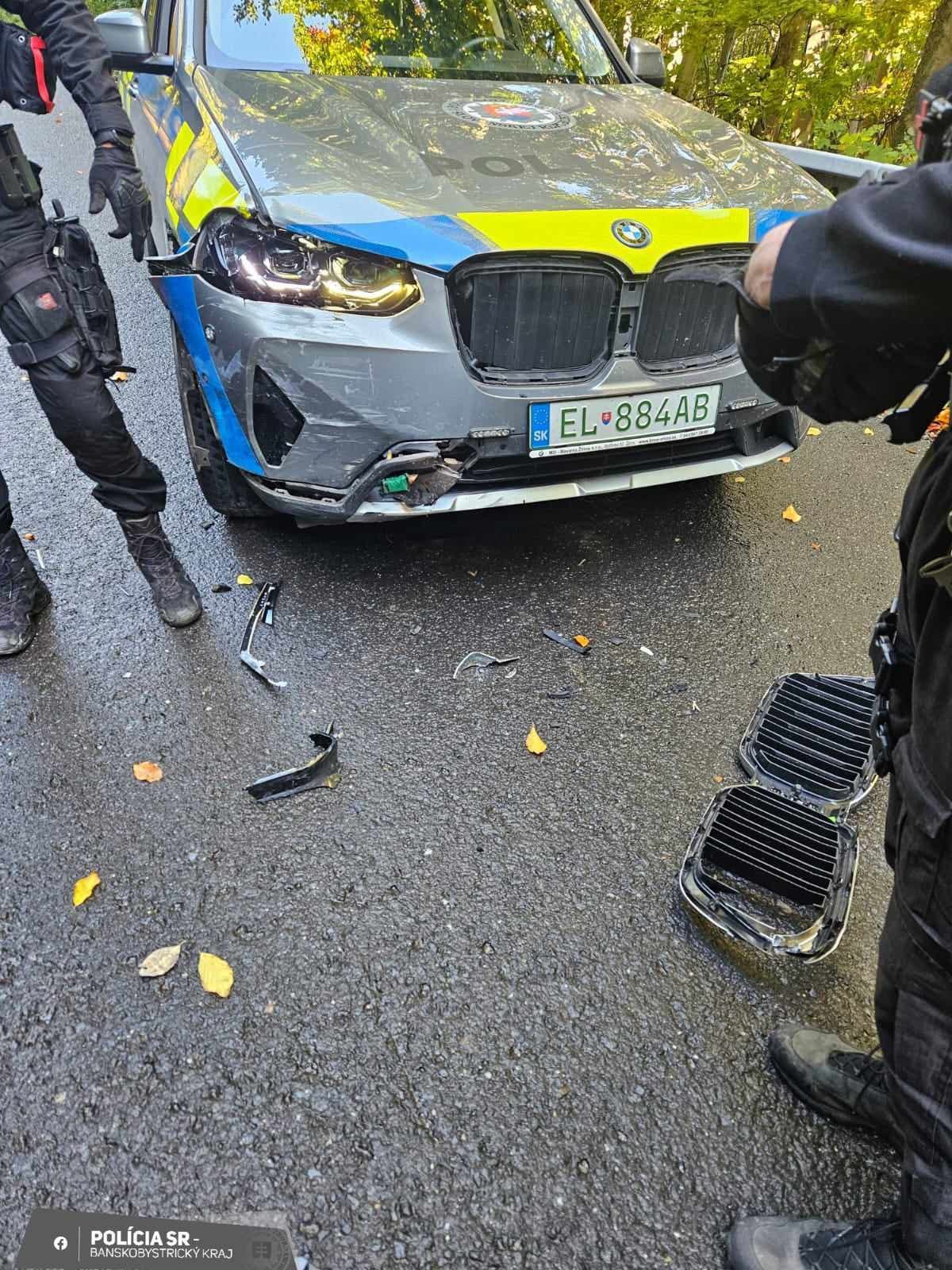 Motocyklista narazil do policajného auta