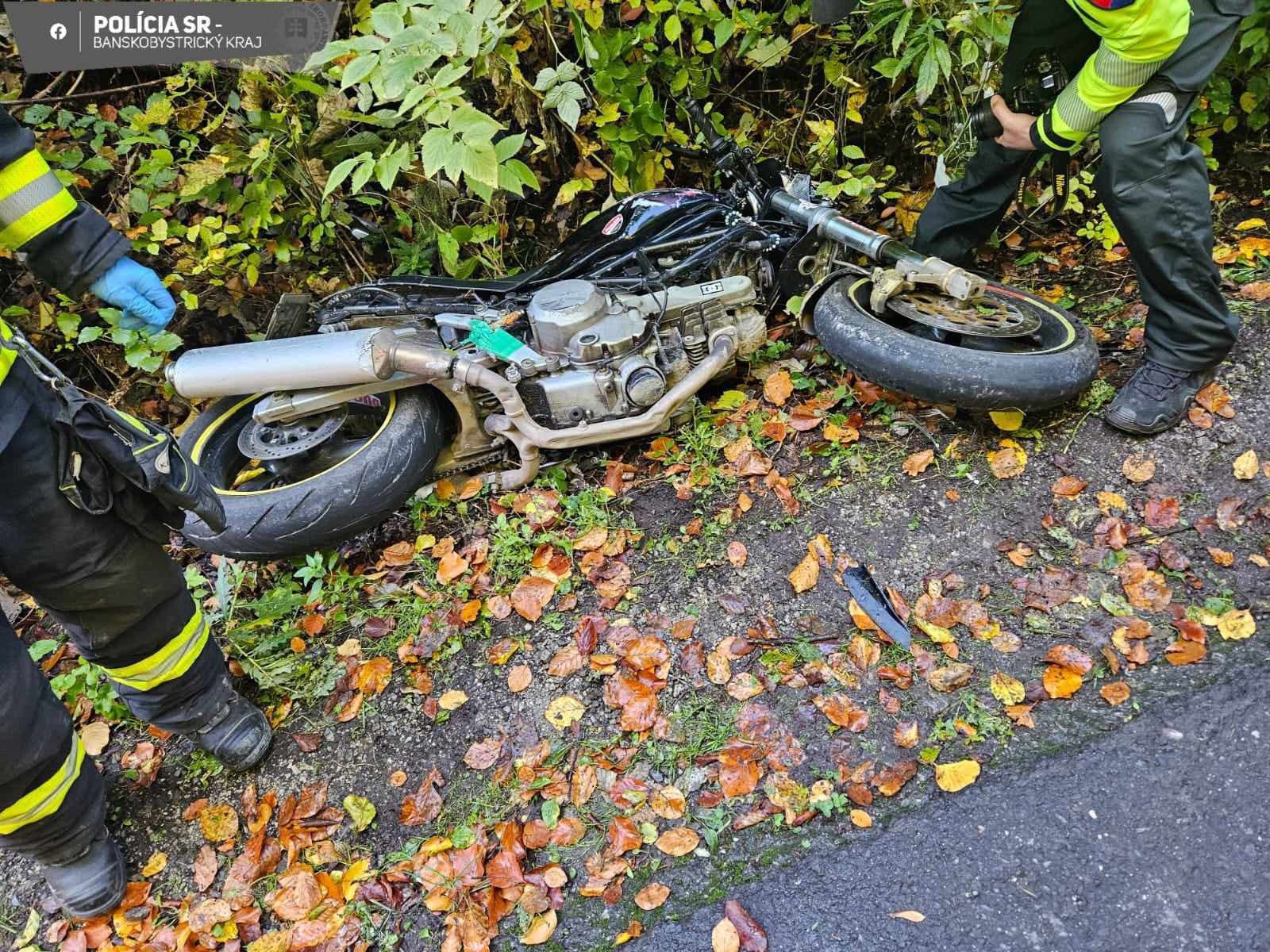 Motocyklista narazil do policajného auta