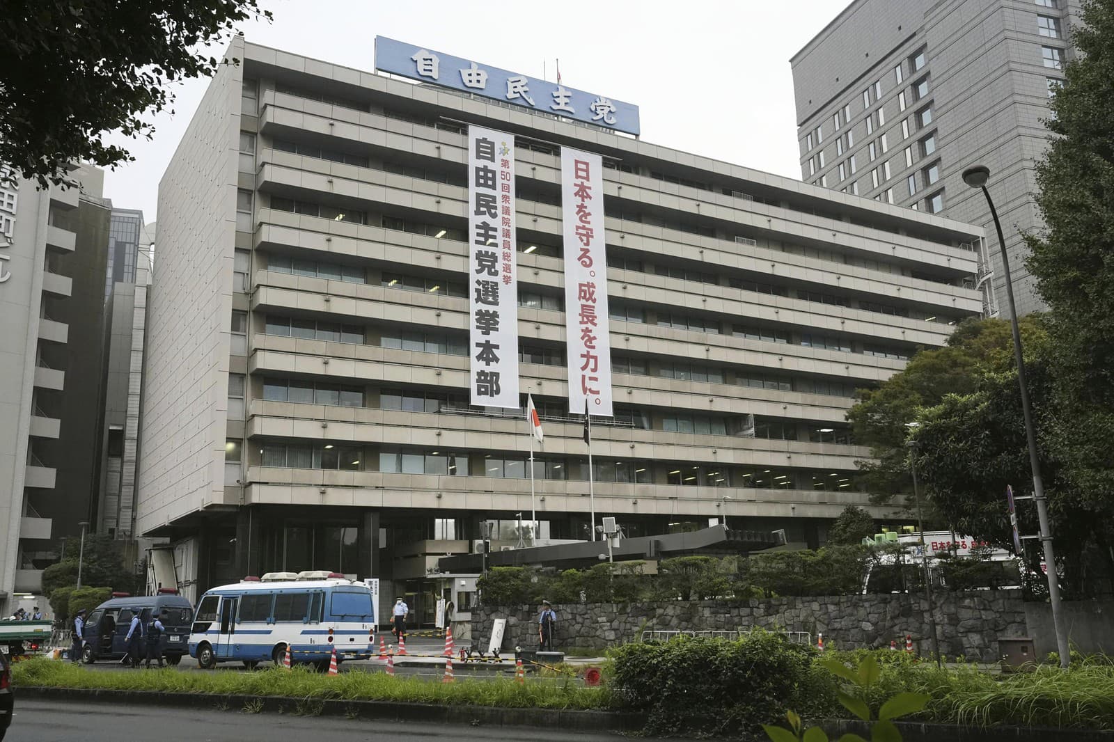 Policajné vozidlá parkujú neďaleko sídla japonskej vládnucej Liberálnodemokratickej strany v Tokiu.