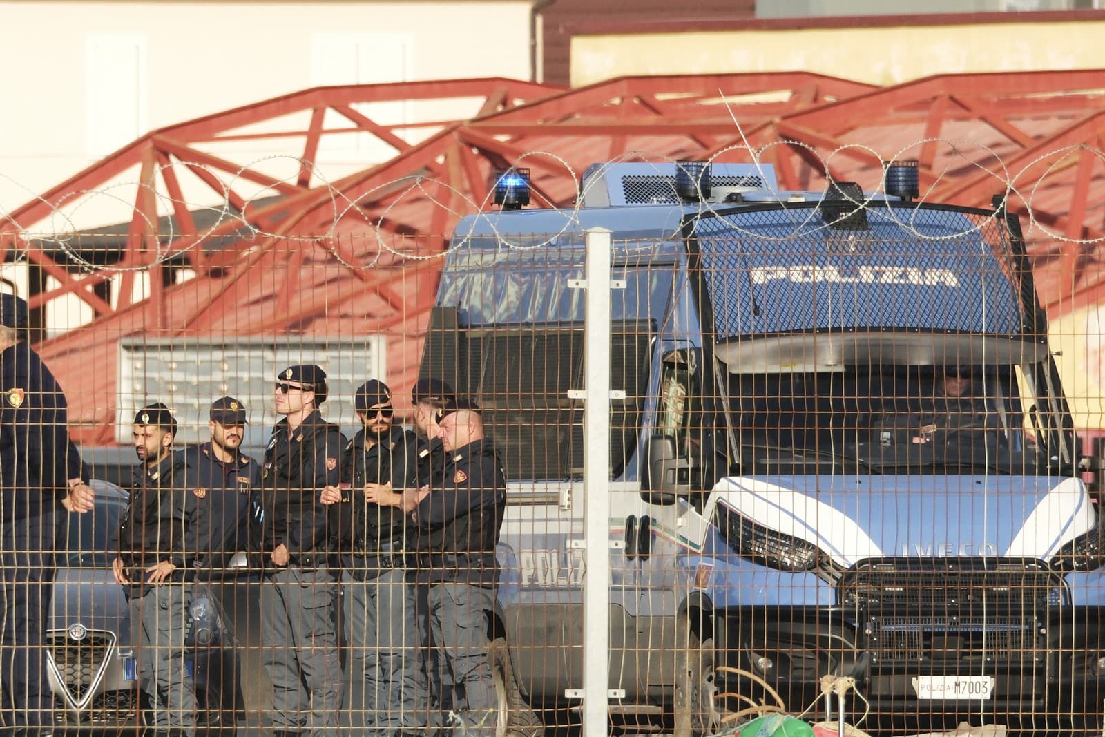 Talianski policajti hliadkujú v albánskom prístave Šengjin.