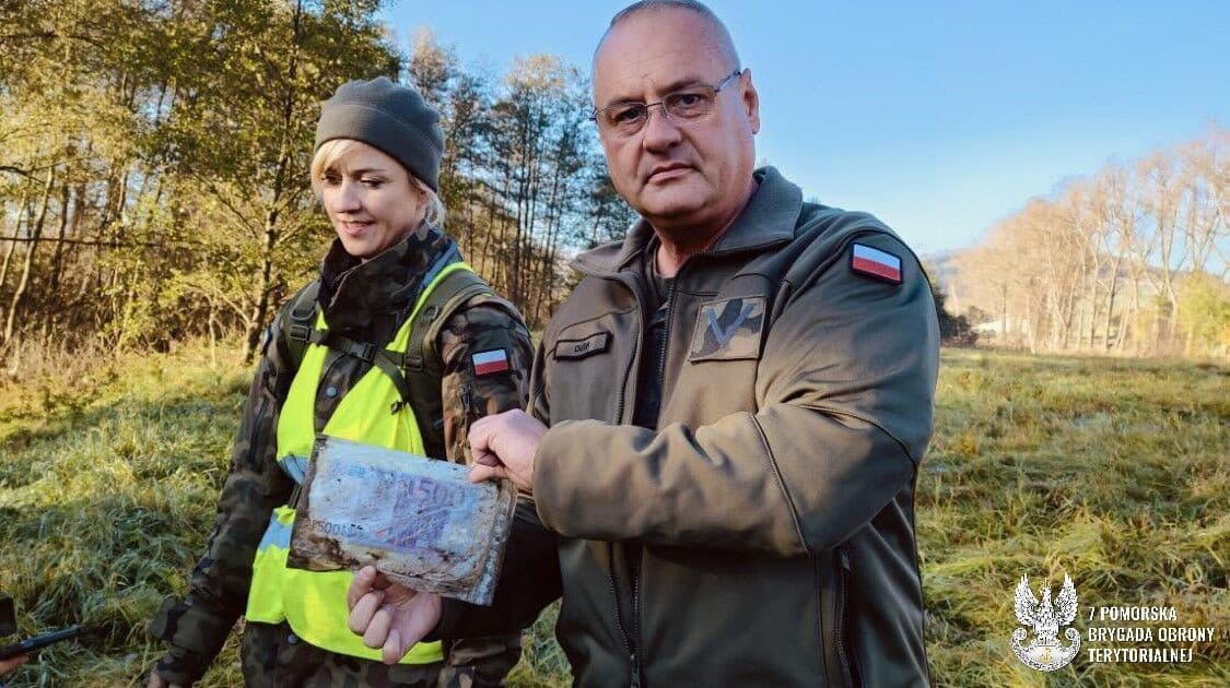 Vojaci zo 72. práporu objavili záhadnú igelitovú tašku plnú peňazí