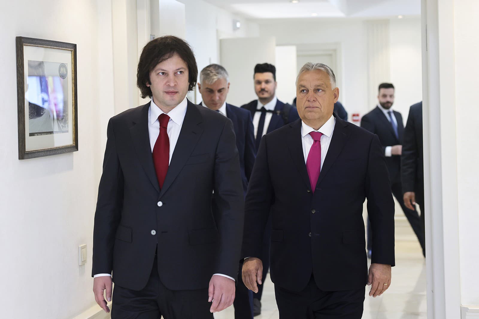 gruzínsky premiér Irakli Kobachidze (vľavo) a predseda maďarskej vlády Viktor Orbán