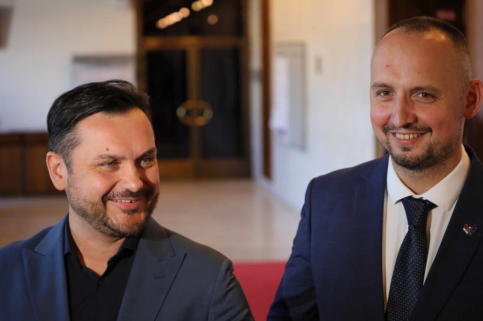 Dvojica Peter Stachura a František Majerský sa starali o poslankyňu v garáži.