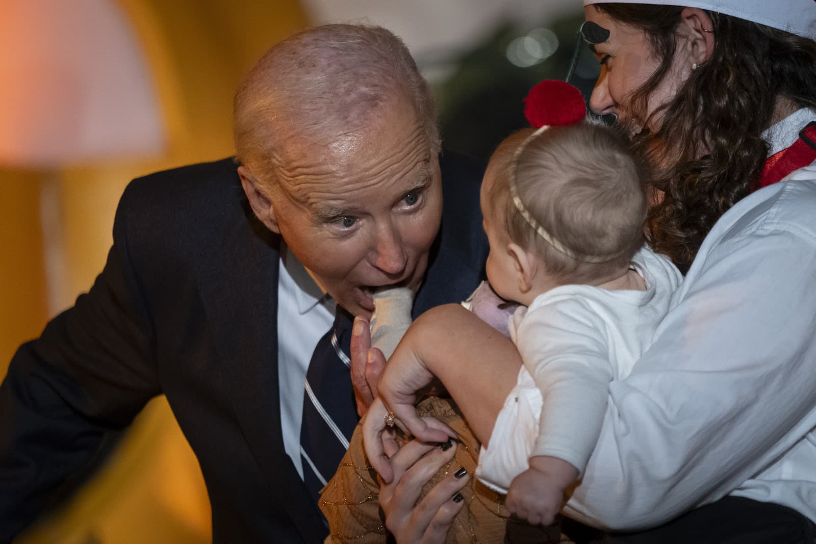 Joe Biden obhrýza nohu bábätku.