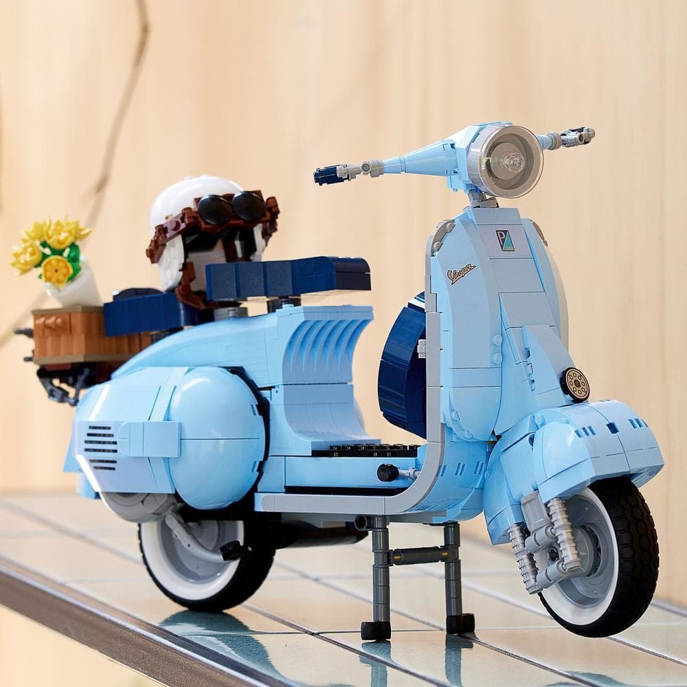 LEGO® Icons 10298 Vespa 125 – očarujúca retro ikona v podobe modelu Vespa.