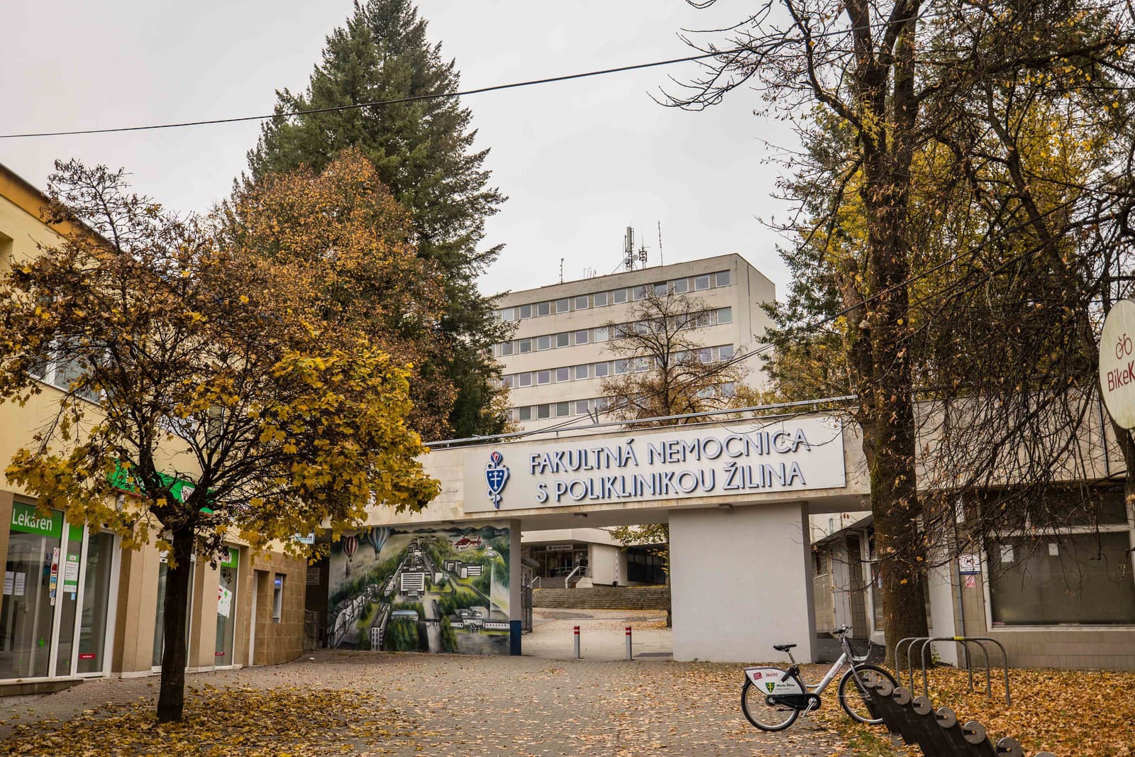 Fakultná nemocnica s poliklinikou v Žiline.