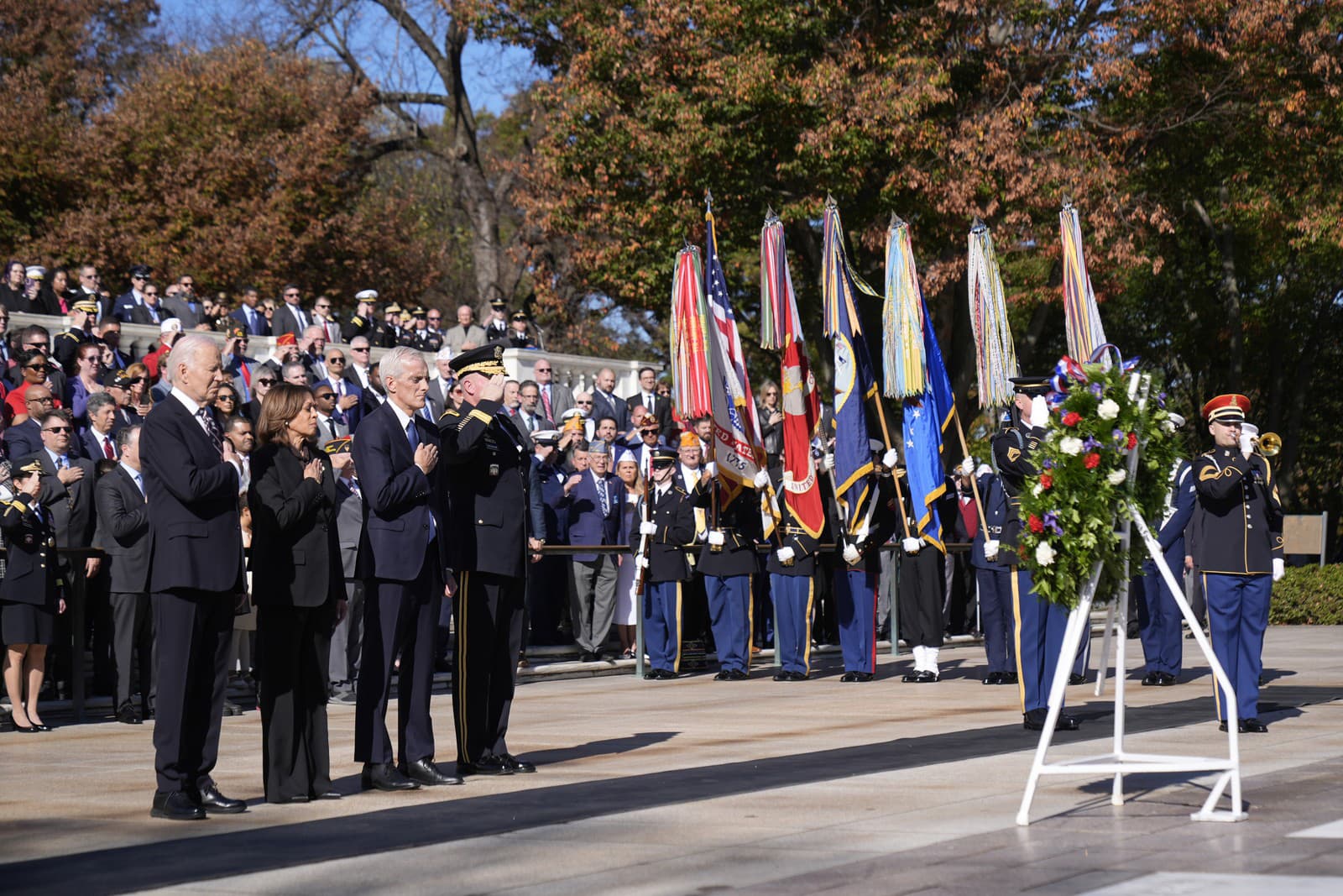 Prezident Joe Biden (zľava), viceprezidentka Kamala Harrisová, minister pre záležitosti veteránov Denis McDonough a generálmajor Trevor Bredenkamp, veliaci generál Spoločnej operačnej skupiny - Región národného hlavného mesta a Vojenského obvodu USA vo Washingtone