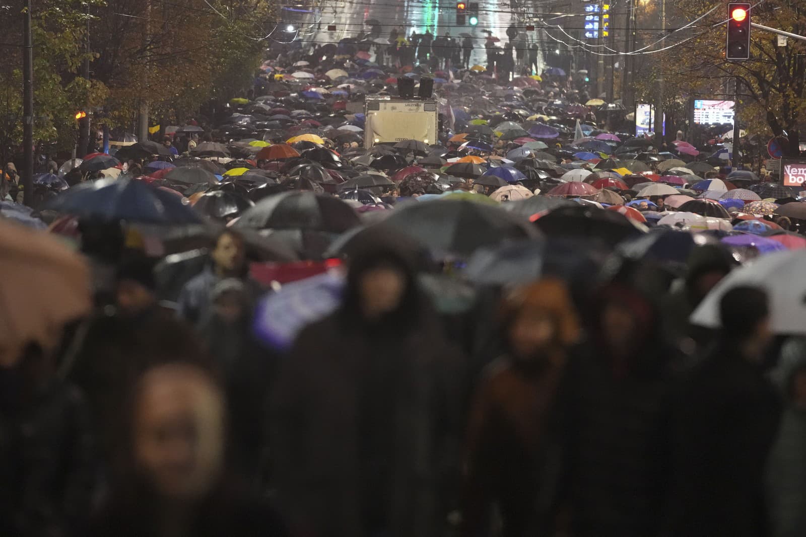 Ľudia pochodujú počas protestu po zrútení betónovej striešky na železničnej stanici v Novom Sade, pri ktorom zahynulo 14 ľudí, v Belehrade, Srbsko, pondelok 11. novembra 2024.