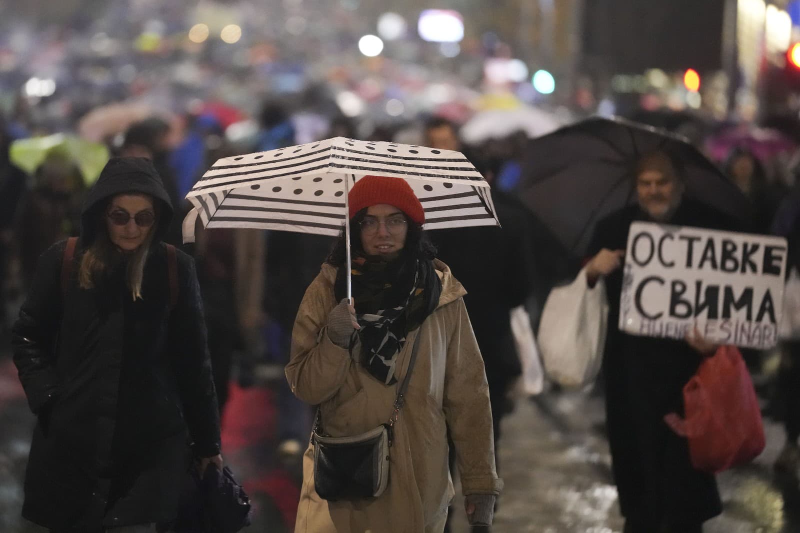 Ľudia pochodujú počas protestu po zrútení betónovej striešky na železničnej stanici v Novom Sade, pri ktorom zahynulo 14 ľudí, v Belehrade, Srbsko, pondelok 11. novembra 2024.