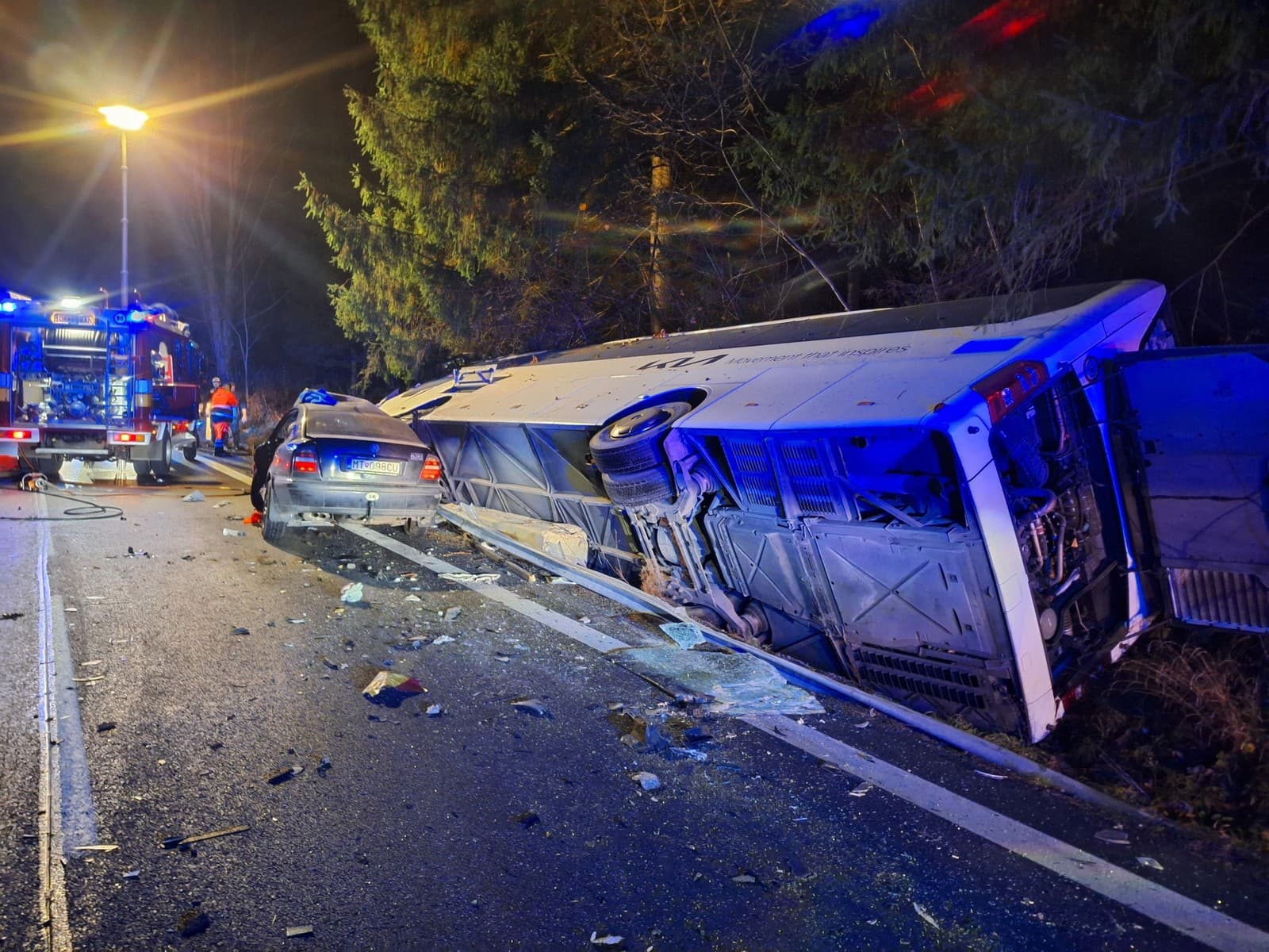 V Párnici sa zrail autobus s osobným autom