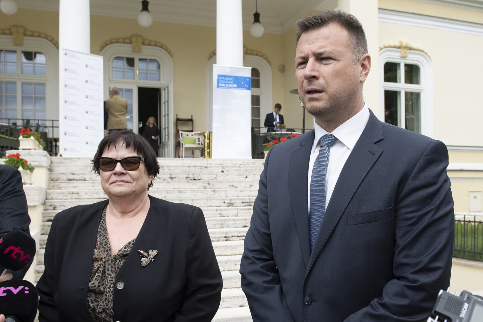 Na archívne snímke z mája 2019 bývalý minister spravodlivosti SR Gábor Gál a exministerka spravodlivosti Marie Benešová 