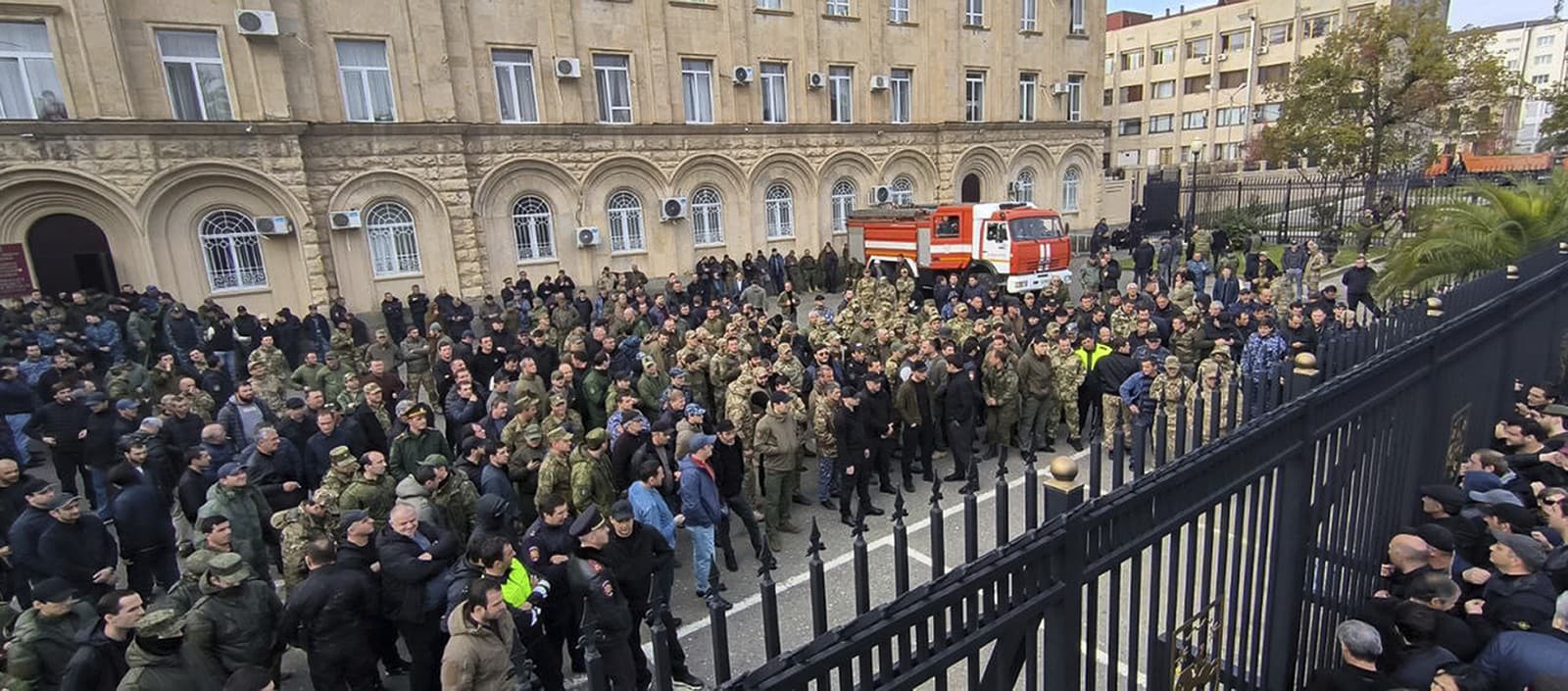 Demonštranti sa zhromažďujú pred budovou abcházskeho parlamentu.