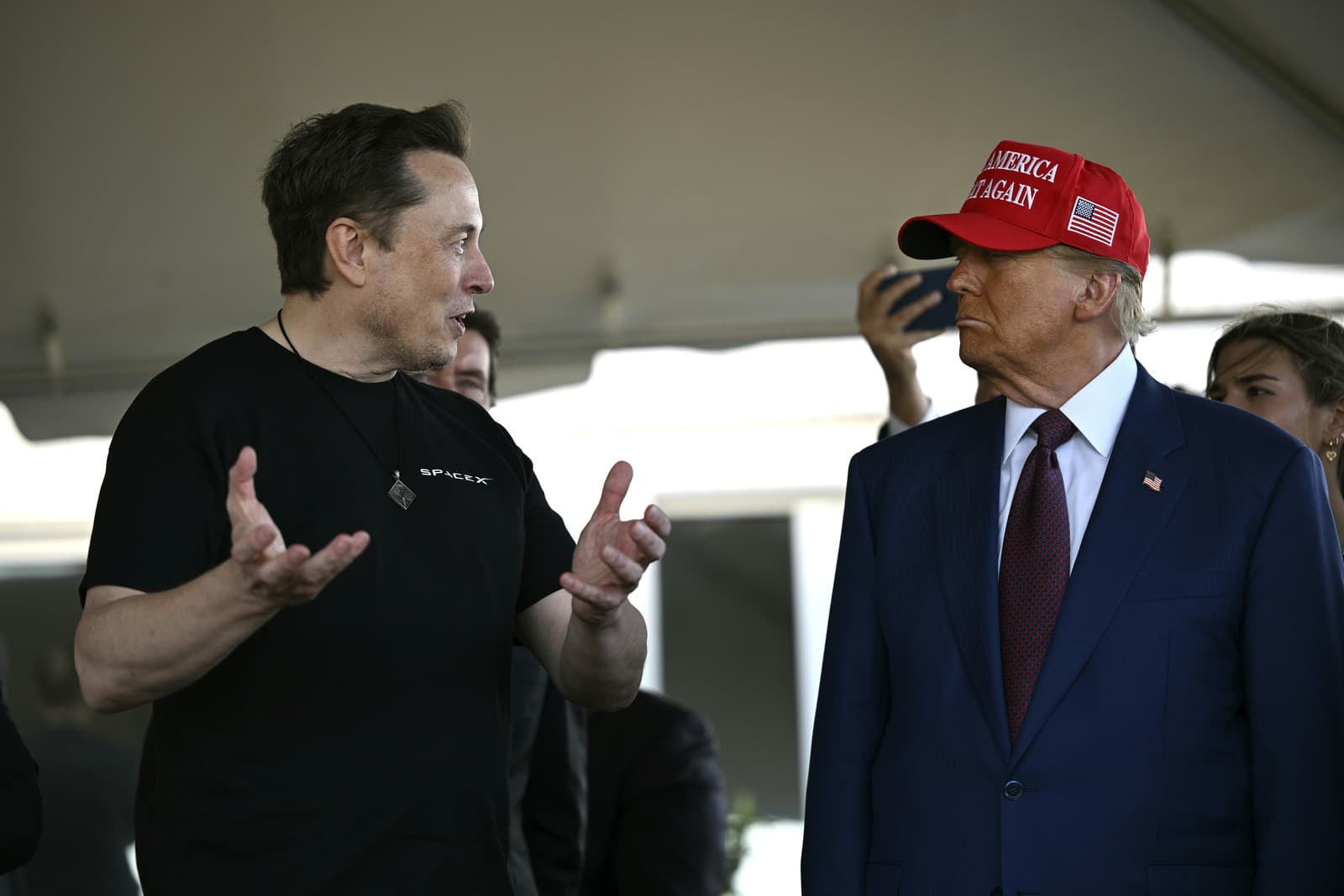 Elon Musk sa rozpráva so zvoleným prezidentom Donaldom Trumpom pred štartom šiesteho skúšobného letu rakety SpaceX Starship.