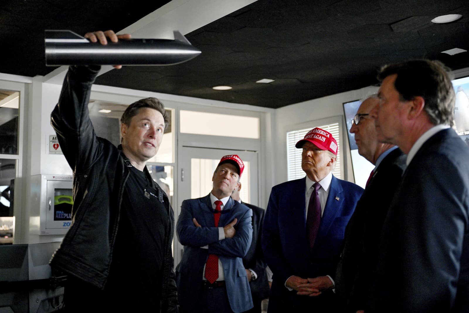 Novozvolený prezident Donald Trump počúva, ako Elon Musk vysvetľuje operácie pred štartom šiesteho skúšobného letu rakety SpaceX Starship.