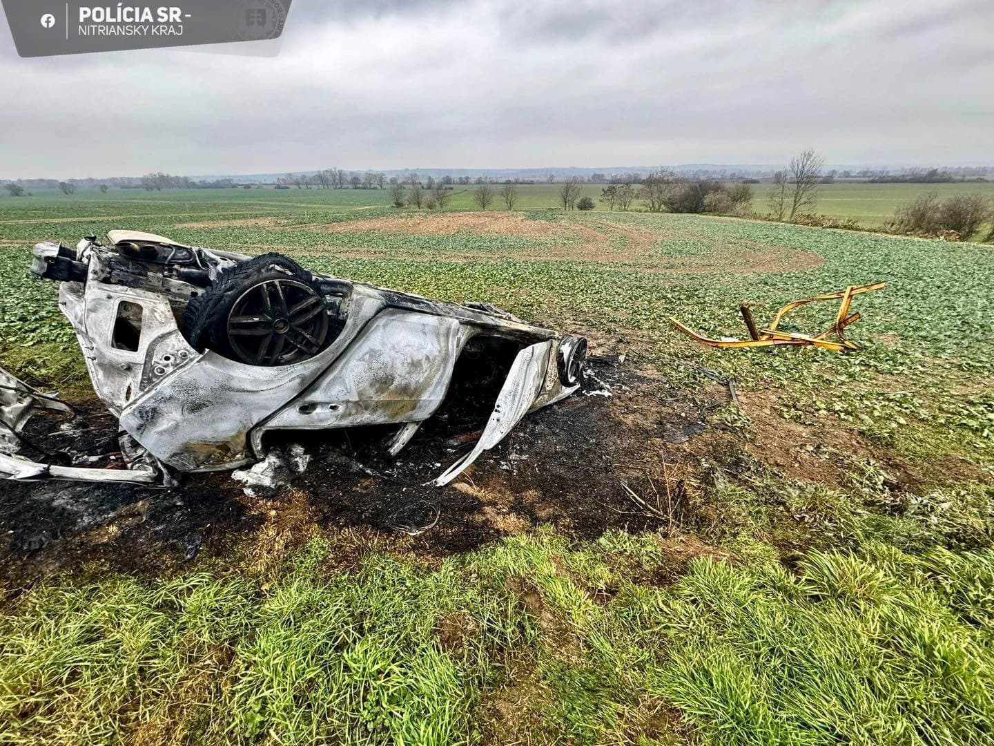 Po náraze do zábradlia auto zhorelo do tla