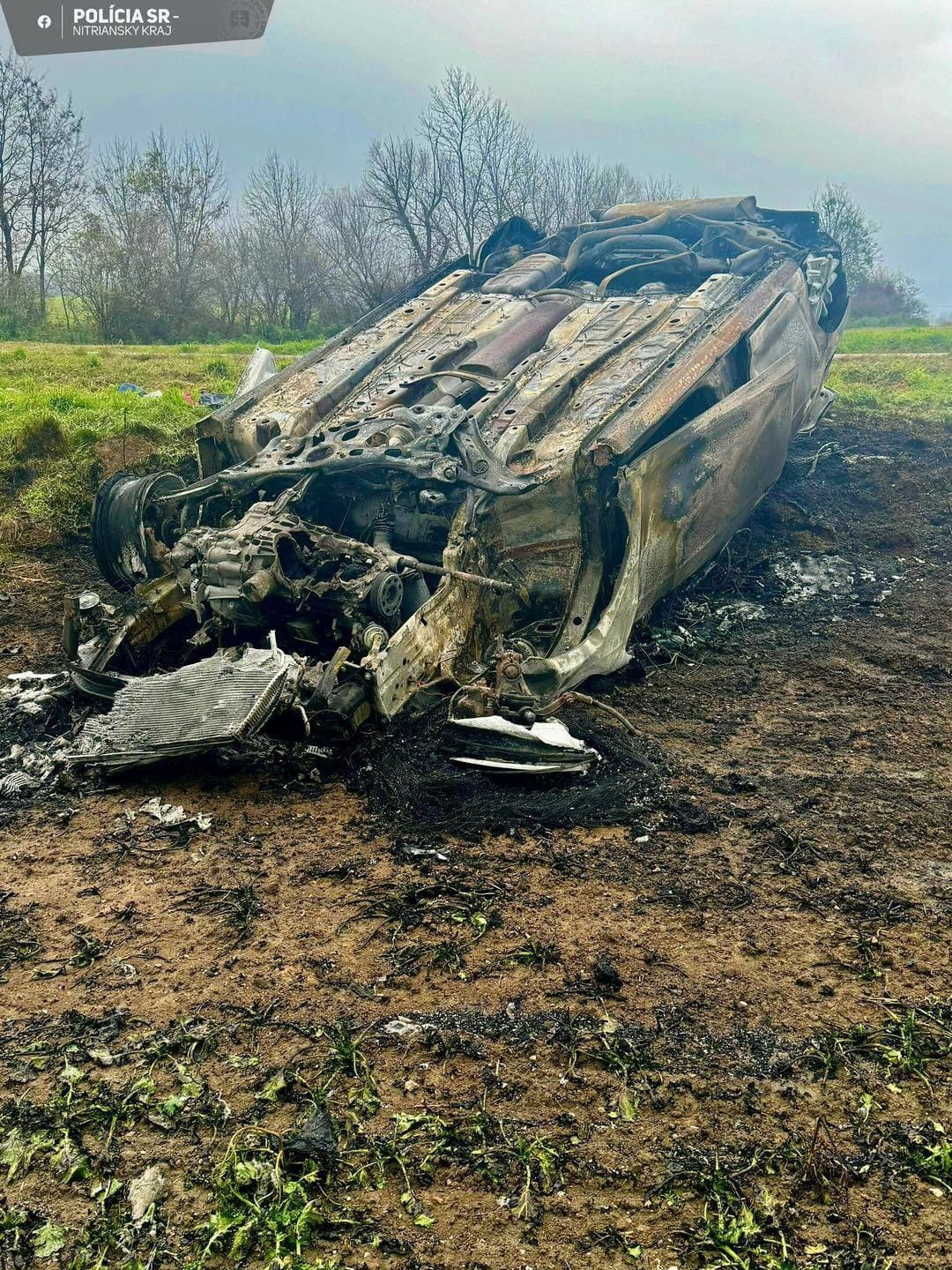 Po náraze do zábradlia auto zhorelo do tla