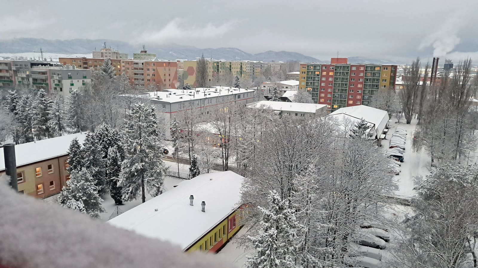 Na snímke pohľad na zasnežené sídlisko Západ v Poprade