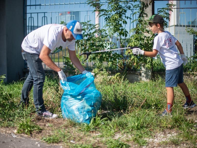 Zbieranie odpadu z okolia predajní Kaufland sa stalo obľúbenou každoročnou akciu zamestnancov aj ich rodinných príslušníkov