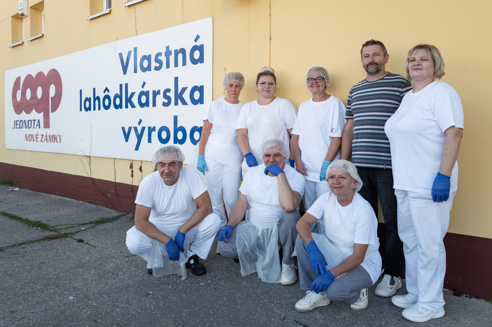 Kolektív z lahôdkarskej výroby v Nových Zámkoch