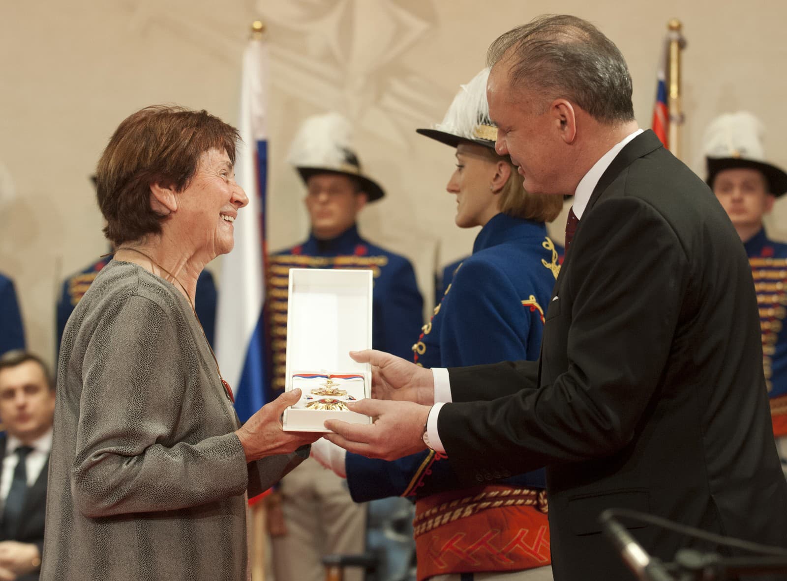 Účastníčka odboja Eva Mosnáková prijíma od prezidenta Slovenskej republiky Andreja Kisku štátne vyznamenanie - Rad Ľudovíta Štúra II. triedy - za mimoriadne zásluhy o demokraciu a ochranu ľudských práv a slobôd.